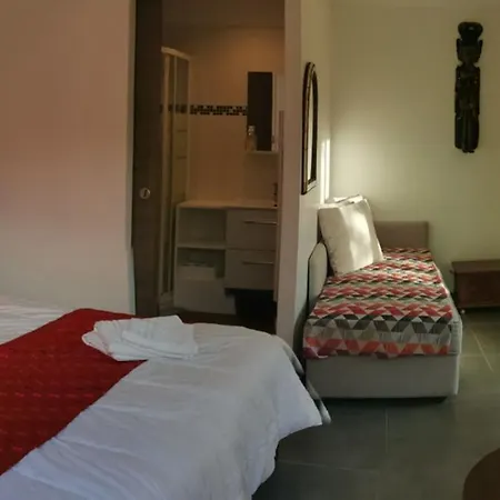 Les Rouges Gorges Couette-café 3*